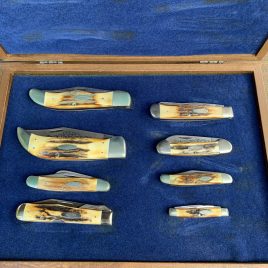 Case 1977 Blue Scroll Stag Set – 8 pocket knives + display case